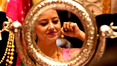 Gold Rate Today: റെക്കോർഡ് വിലയിൽ നിന്നും താഴേക്ക്; സ്വർണവില കുറഞ്ഞു 