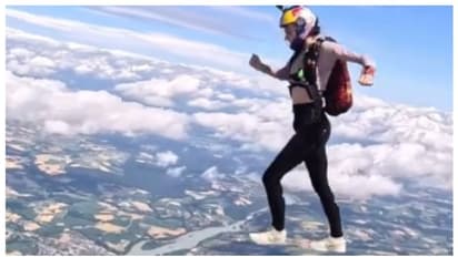 ഇതെങ്ങനെ സാധിക്കുന്നു?; 'സ്ക്രൈ ഡൈവിംഗി'നിടെ 'സ്കൈ വാക്ക്' നടത്തുന്ന വീഡിയോ കണ്ട് കണ്ണ് തള്ളി സോഷ്യല് മീഡിയ !