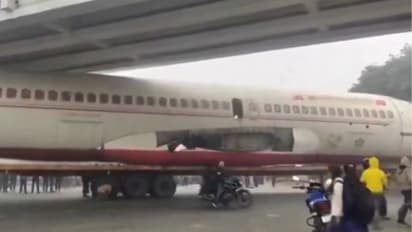 Bihar: ఫ్లైఓవర్ కింద ఇరుక్కుపోయిన విమానం.. పోలీసుల సూపర్ సొల్యూషన్.. వైరల్ వీడియో ఇదే