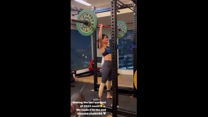 వామ్మో సమంతలో ఆ కసి చూశారా..ఆమె కుక్క కూడా భయపడి పరుగో పరుగు, ఈ ఏడాదికి ఇదే లాస్ట్ 