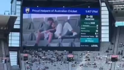 ക്യാമറാമാന്റെ ശ്രദ്ധ കളിയിലല്ല, ഗ്യാലറിയിൽ; കമിതാക്കളുടെ ഇന്റിമേറ്റ് നിമിഷം സ്റ്റേഡിയത്തിലെ ബിഗ് സ്ക്രീനിൽ!