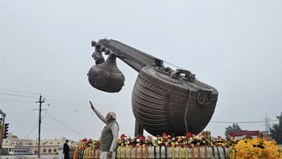 அயோத்தியில் பிரம்மாண்ட வீணையை கண்டு ரசித்த பிரதமர் மோடி!