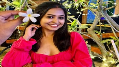 ಕ್ರಾಪ್ ಟಾಪ್, ಮಿನಿ ಸ್ಕರ್ಟ್‌ನಲ್ಲಿ ಮಿಂಚಿದ ಬೃಂದಾವನದ ಪುಷ್ಪ! 