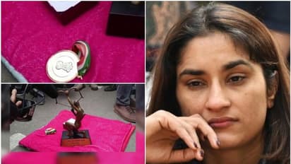 Wrestlers: ఖేల్ రత్నా, అర్జునా అవార్డులను ఫుట్‌పాత్ పై వదిలేసిన రెజ్లర్ వినేశ్ ఫోగట్