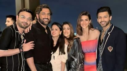 பிளாக் அண்ட் பிளாக் லுக்கில் MSD: தோனி மடியில் அமர்ந்த சாக்‌ஷி – வைரலாகும் புகைப்படம்!