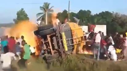 கவிழ்ந்து கிடந்த பெட்ரோல் லாரி.. எரிபொருள் எடுக்க ஓடிய மக்கள்.. திடீரென வெடித்ததால் பரபரப்பு - அதிர்ச்சி Video