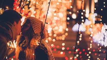 12 മണിക്ക് ചുംബനം, വിസ്കിയുമായി വീട് സന്ദർശനം; ആഹാ എന്ത് നല്ല ആചാരങ്ങൾ