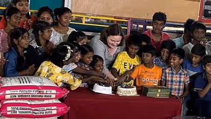 అనాధ శరణాలయంలో పవన్ కళ్యాణ్ సతీమణి న్యూ ఇయర్ వేడుకలు..పిల్లల స్కూల్ ఫీజు చెల్లించి.. 