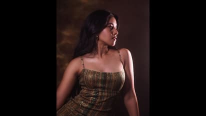 టైట్ ఫిట్ డ్రెస్ లో అదిరిపోయే న్యూ ఇయర్ ట్రీట్ ఇచ్చిన వరుణ్ తేజ్ హీరోయిన్.. క్రేజీ పిక్స్ వైరల్ 