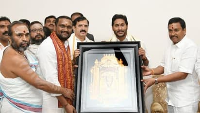 New Year Celebrations : ముఖ్యమంత్రి వైఎస్ జగన్ ను కలిసేందుకు క్యూ కట్టిన ఎమ్మెల్యేలు...