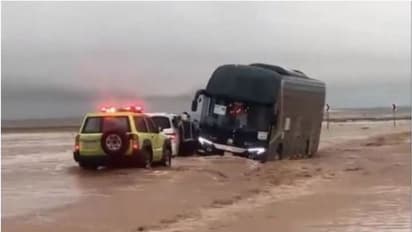 കനത്ത മഴ; പ്രളയത്തിൽ കുടുങ്ങിയ ബസിലെ വിദ്യാർഥിനികളെ രക്ഷപ്പെടുത്തി സിവിൽ ഡിഫൻസ്