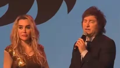 நட்டநடு மேடையில் Girl Friendக்கு நச்சுனு ஒரு கிஸ்.. ஆடியன்ஸை அசரவைத்த அர்ஜென்டினா ஜனாதிபதி - வீடியோ வைரல்!