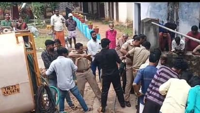 വെള്ളമുള്ള സ്കൂൾ കിണറിലേക്ക് ടാങ്കറിൽ വെള്ളമെത്തി, കാരണക്കാർ രണ്ട് 'വിഐപികൾ',  പാറശ്ശാലയിലെ പാമ്പുകൾക്ക് രക്ഷ