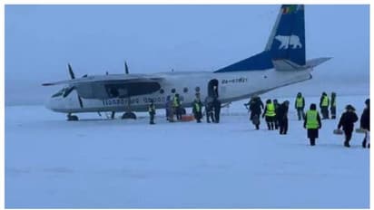 'ഒരു കൈയബദ്ധം'; 30 യാത്രക്കാരുമായി റഷ്യന് വിമാനം പറന്നിറങ്ങിയത് തണുത്തുറഞ്ഞ തടാകത്തില് !