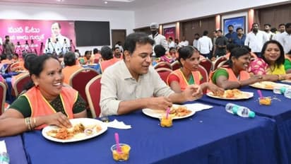 సఫాయి కార్మికులతో సహపంక్తి భోజనం ... కొత్త సంవత్సరాన్ని సరికొత్తగా ప్రారంభించిన కేటీఆర్