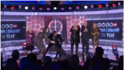 ദാ കിടക്കുന്നു...  എട്ട് കോടി ലോട്ടറിയടിച്ചെന്ന് അറിഞ്ഞപ്പോള്‍ സന്തോഷം സഹിക്കാനാവാതെ യുവതി, വീഡിയോ