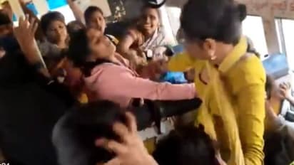 എടിയെടീ, നിന്നെ ഞാനിന്ന് ശരിയാക്കുമെടീ; സീറ്റിന് വേണ്ടി ബസിൽ പൊരിഞ്ഞ തല്ല്, പേടിച്ച് നിലവിളിച്ച് കുട്ടികൾ