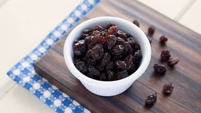 രാവിലെ വെറും വയറ്റിൽ ഉണക്കമുന്തിരിയിട്ട് തിളപ്പിച്ച വെള്ളം കുടിക്കൂ; അറിയാം ഗുണങ്ങള്‍... 