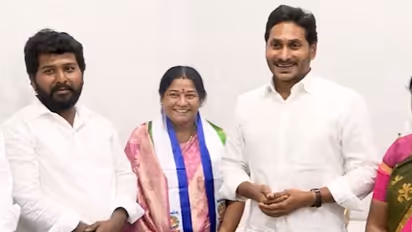 YSRCP : కర్ణాటక మాజీ ఎంపీకి వైసిపి బంపరాఫర్... ఇలా రాాగానే అలా టికెట్... ఇంతకీ ఎవరీ శాంత?