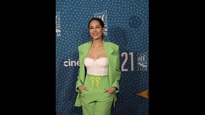 ಸಿನೆಮಾ ಸೋತ ಹೃತಿಕ್‌ ಮಾಜಿ ಪ್ರೇಯಸಿ ಬಾಲಿವುಡ್‌ಗೆ ವಿದಾಯ, 38ವರ್ಷಕ್ಕೆ ಅಜ್ಜಿ, ಕ್ಯಾನ್ಸರ್ ವಿರುದ್ಧ ಹೋರಾಡಿ ಗೆದ್ಲು