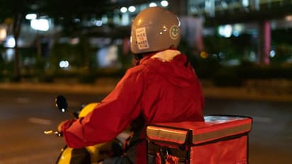 പുതുവത്സര തലേന്ന് ഇന്ത്യക്കാർ ടിപ്പ് നൽകിയത് 97 ലക്ഷം രൂപ; സൊമാറ്റോ സി ഈ ഒ യുടെ വെളിപ്പെടുത്തൽ