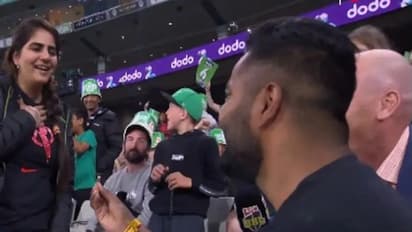 மண்டியிட்டு கையில் ரிங் வைத்துக் கொண்டு தோழிக்கு லவ் புரபோஸ் செய்த இந்திய ரசிகர் – வைரலாகும் வீடியோ!