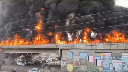 డివైడర్ ను ఢీకొని బోల్తా పడ్డ ఆయిల్ ట్యాంకర్.. ఫ్లైఓవర్ పై భారీ అగ్నిప్రమాదం.. వీడియో వైరల్