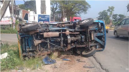 കാര് ഇടിച്ച് നിയന്ത്രണം തെറ്റിയ മീന് ലോറി മറിഞ്ഞു; ഗതാഗതം തടസപ്പെട്ടത് മണിക്കൂറോളം