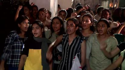 പത്തുമണിക്ക് ഹോസ്റ്റലില്‍ കയറണമെന്ന് ഉത്തരവ്; കുസാറ്റില്‍ എസ്.എഫ്.ഐ, കെ.എസ്.യു പ്രതിഷേധം