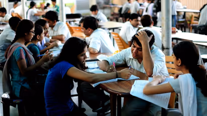വിചിത്ര തീരുമാനം; വിദ്യാർഥികളിൽ നിന്ന് പണം പിരിക്കാൻ സർക്കാർ, 'ചോദ്യപേപ്പർ അച്ചടിക്കാൻ 10 രൂപ നൽകണം'