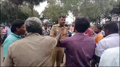 போலீசை பார்த்து பதறிய இளைஞர்கள் எதிரே வந்த வாகனத்தில் மோதி விபத்து; வேடிக்கை பார்த்த போலீஸ் மீது மக்கள் ஆத்திர