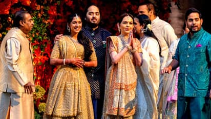 ரூ.451 கோடியில் வைர நெக்லஸ்.. ரூ.240 கோடி ஜெட்.. அம்பானி குடும்பத்தினரின் விலை உயர்ந்த ஆடம்பர பரிசுகள்.. 