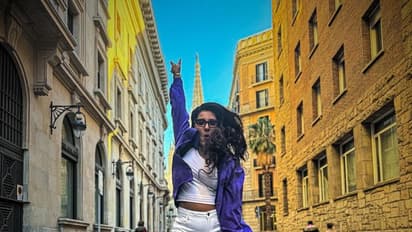 టైట్ ఫిట్ టాప్ లో విష్ణు ప్రియ క్రేజీ లుక్స్.. ఫారెన్ వీధుల్లో చిందులు వేస్తూ రచ్చ 