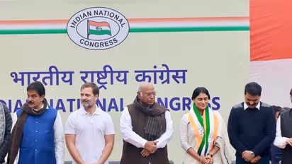 వై.ఎస్. షర్మిలకు పగ్గాలు: కాంగ్రెస్ కు పూర్వవైభవం వచ్చేనా?