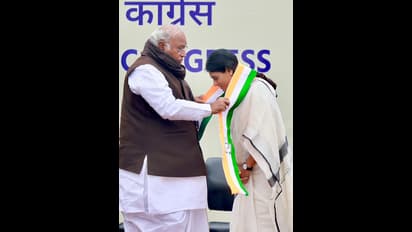 ఆంధ్రప్రదేశ్పై ఫోకస్: కాంగ్రెస్ టార్గెట్ అదే, రంగంలోకి షర్మిల?