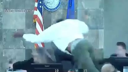 நீதிமன்றத்துக்குள் நீதிபதி மீது பாய்ந்து தாக்கிய நபர்: வைரல் வீடியோ!