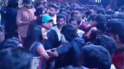 കയറിപ്പിടിച്ചയാളെ പൊക്കി ആങ്കര്; ധനുഷിന്റെ ക്യാപ്റ്റന് മില്ലര് പ്രീ റിലീസ് ചടങ്ങിനിടെ സംഭവിച്ചത്.!