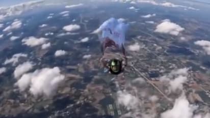 13,000 ಅಡಿ ಎತ್ತರದಿಂದ ಜಿಗಿದು ಅಕಾಶದಲ್ಲಿ ಜೈ ಶ್ರೀರಾಮ್ ಬಾವುಟ ಹಾರಿಸಿದ ಮಹಿಳಾ ಸ್ಕೈಡೈವರ್!
