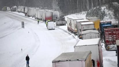 ഒറ്റയടിക്ക് റോഡിൽ കുടുങ്ങിയത് 1000 വാഹനങ്ങൾ, എല്ലാത്തിനും കാരണം മഞ്ഞുവീഴ്ച, 25 വർഷത്തിനിടയിലെ കൊടും ശൈത്യം