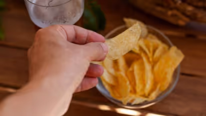 ഭക്ഷണം അധികം കഴിക്കാതിരിക്കാൻ ഒഴിവാക്കാം ഈ ശീലങ്ങള്...