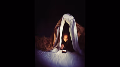 குழந்தைகள் அதிக நேரம் ஃபோன் பார்க்கும் பழக்கத்தை மாற்ற வேண்டுமா? அப்ப இதை ட்ரை பண்ணுங்க!