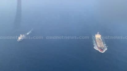 കടൽക്കൊള്ളക്കാര് റാഞ്ചിയ കപ്പലിന് തൊട്ടടുത്ത് ഇന്ത്യൻ നാവികസേന; എന്തിനും തയ്യാറായി മാര്കോസ്