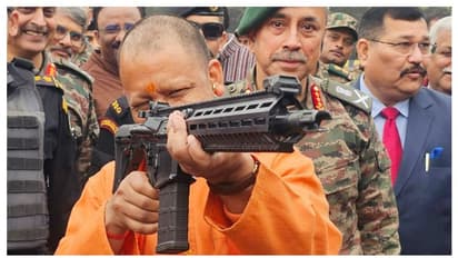 സൈന്യത്തിന്റെ തോക്കെടുത്ത് ഉന്നം പിടിച്ച് യോഗി ആദിത്യനാഥ് - വീഡിയോ വൈറൽ