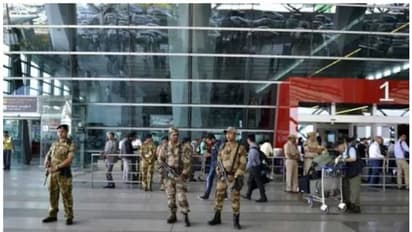 എയർപോർട്ടിലെത്തിയ 2 വിദേശികളിൽ സംശയം, പോകേണ്ടത് മറ്റൊരു രാജ്യത്തേക്ക്; പാസ്പോര്ട്ട് പരിശോധനയിൽ കുടുങ്ങി