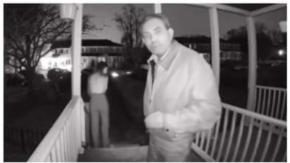 മദ്യപിച്ച് അവശയായ യുവതിയെ വീട്ടിൽ കയറാന്‍ സഹായിച്ച് യൂബ‌ർ ഡ്രൈവർ; വീഡിയോ കണ്ട് അഭിനന്ദിച്ച് സോഷ്യൽ മീഡിയ !