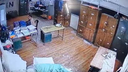 சென்னை: காவல் நிலைய குடோனில் மாயமான 770 கிலோ புகையிலை பொருட்கள் - வெளியான CCTV காட்சி.!