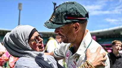 എന്‍റെ  അമ്മ അവനെ 'പിശാച്' എന്നാണ് വിളിക്കുന്നത്! ഡേവിഡ് വാര്‍ണറുമായുള്ള സൗഹൃദത്തെ കുറിച്ച് ഉസ്മാന്‍ ഖവാജ