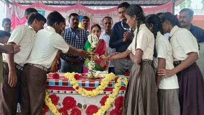 ತುಮಕೂರು - ವಾಸಿಸಲು ಸ್ವಂತ ಮನೆ ಕಟ್ಟಿಸಿಕೊಡಿ: ಜನಪ್ರತಿನಿಧಿಗಳ ಮುಂದೆ ವಿದ್ಯಾರ್ಥಿನಿ ಮನವಿ