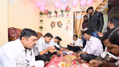 అభిమాని కోరిక తీర్చిన కేటీఆర్ .. గాజులమ్మే వ్యక్తి ఇంట్లో భోజనం , బోరబండ వాసులకు సడెన్ సర్ప్రైజ్