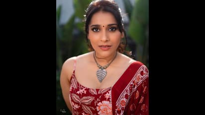 చీర సిద్ధం చేసుకునే పనిలో బిజీగా ఉన్నాను.. ట్రోలర్స్ ని మరింత రెచ్చగొట్టిన రష్మీ!